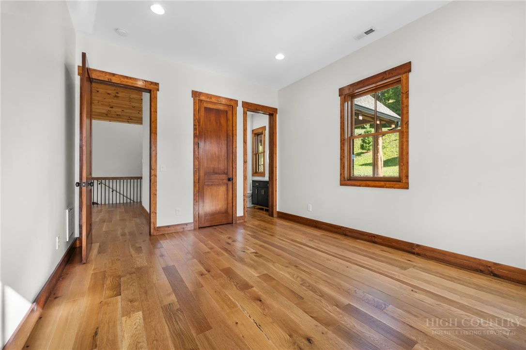 Image number 17 for the current listing