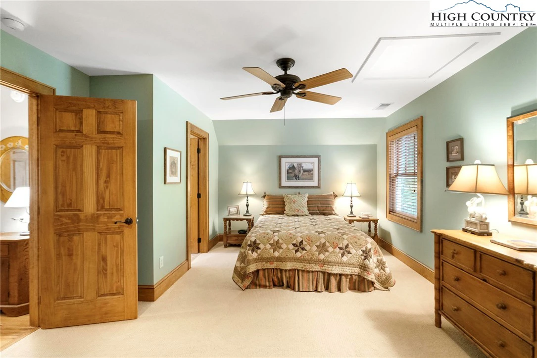 Image number 4 for the current listing