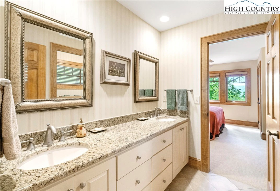 Image number 7 for the current listing