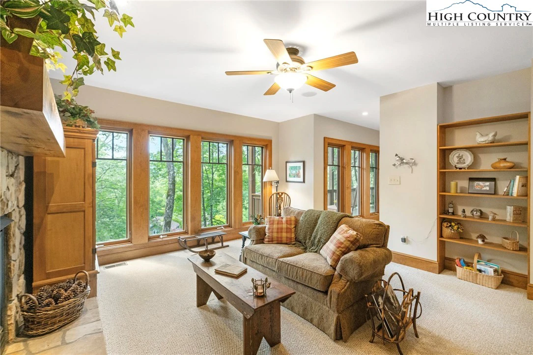 Image number 9 for the current listing