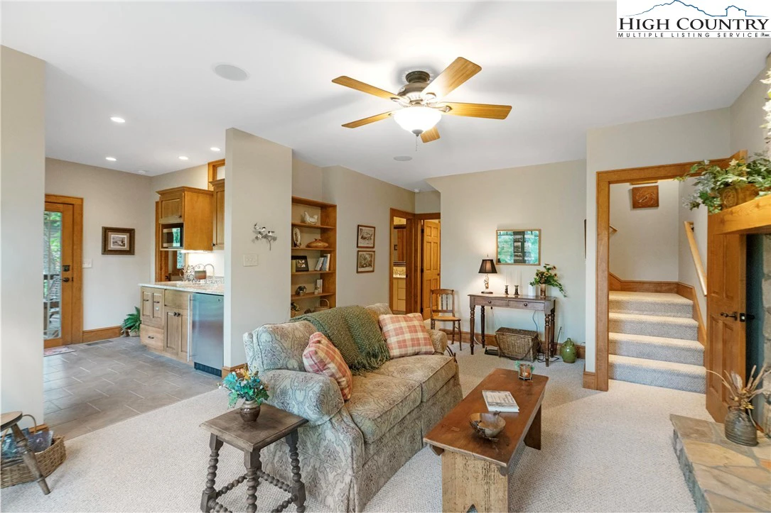 Image number 10 for the current listing