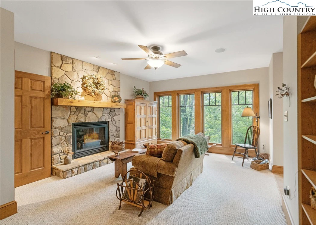Image number 11 for the current listing