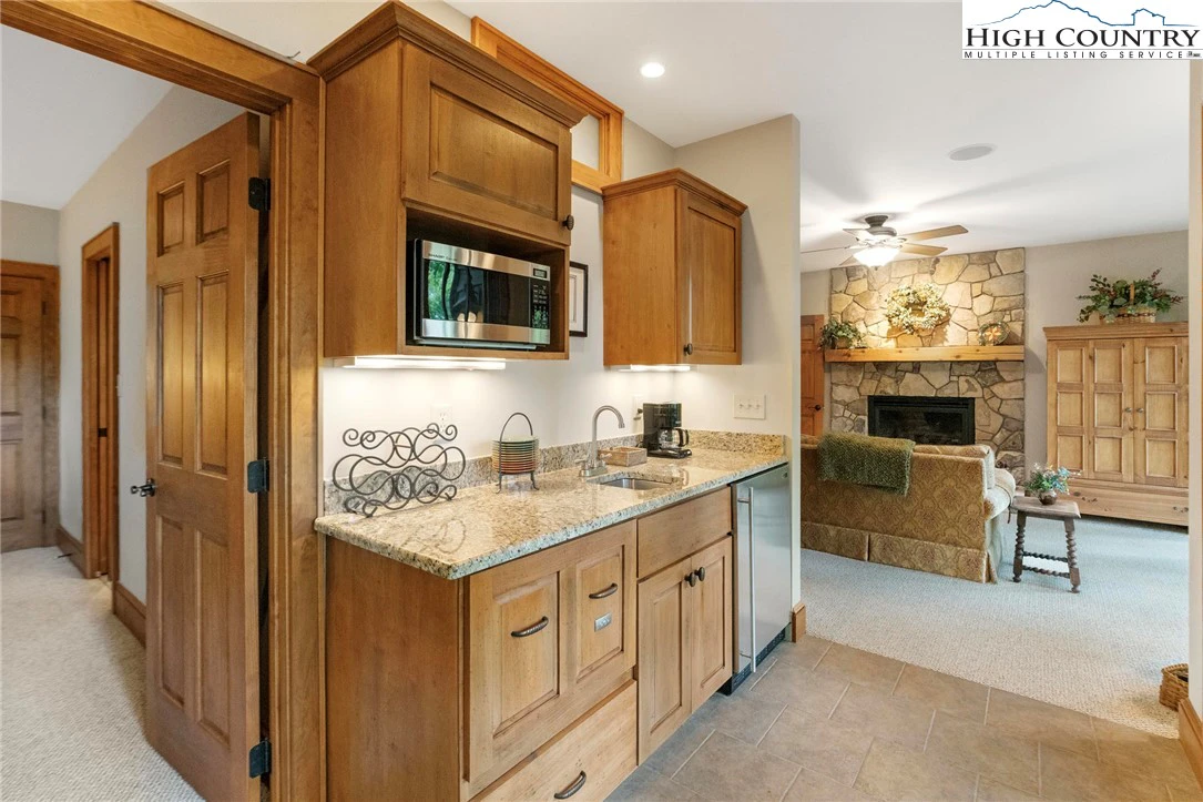 Image number 2 for the current listing