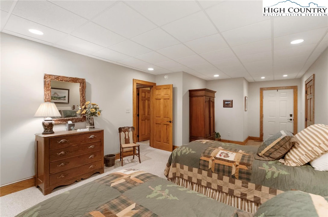 Image number 18 for the current listing