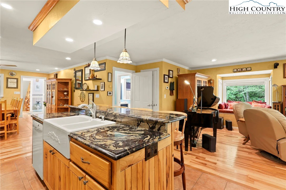 Image number 12 for the current listing