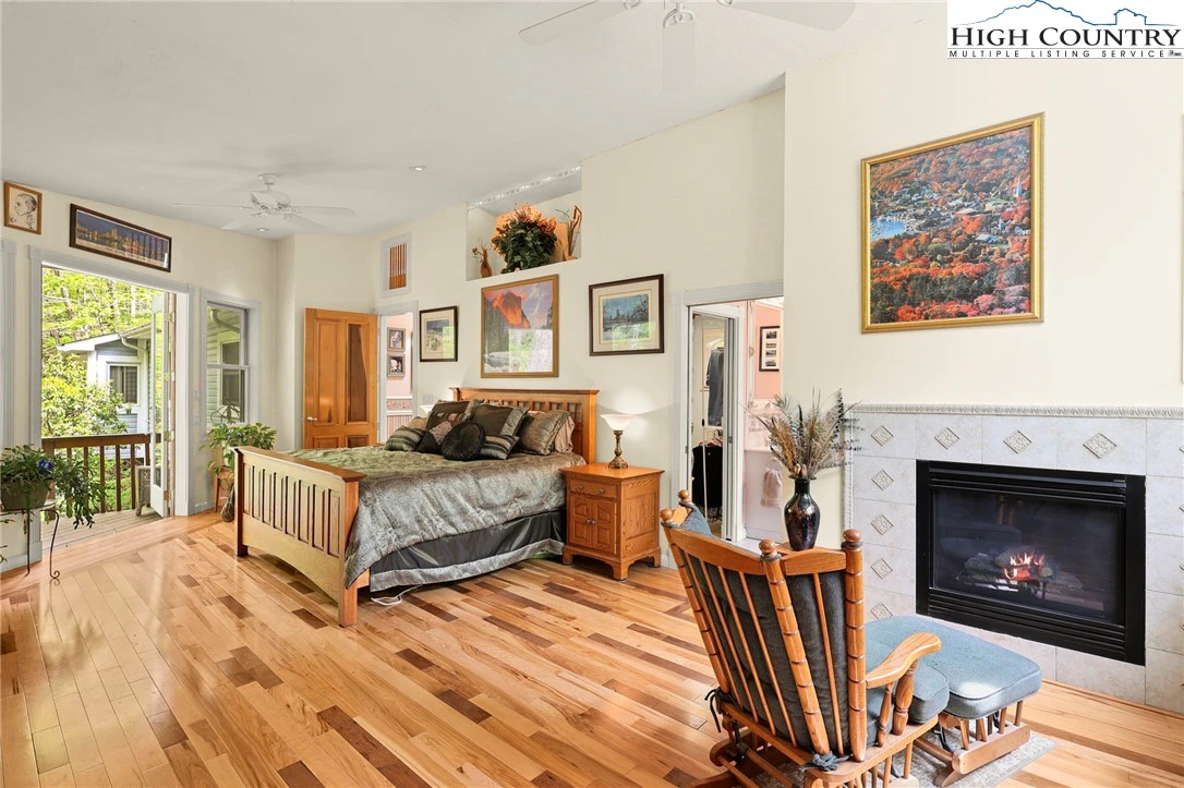 Image number 21 for the current listing