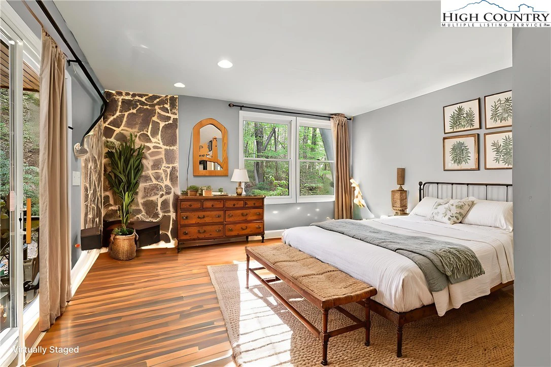 Image number 1 for the current listing