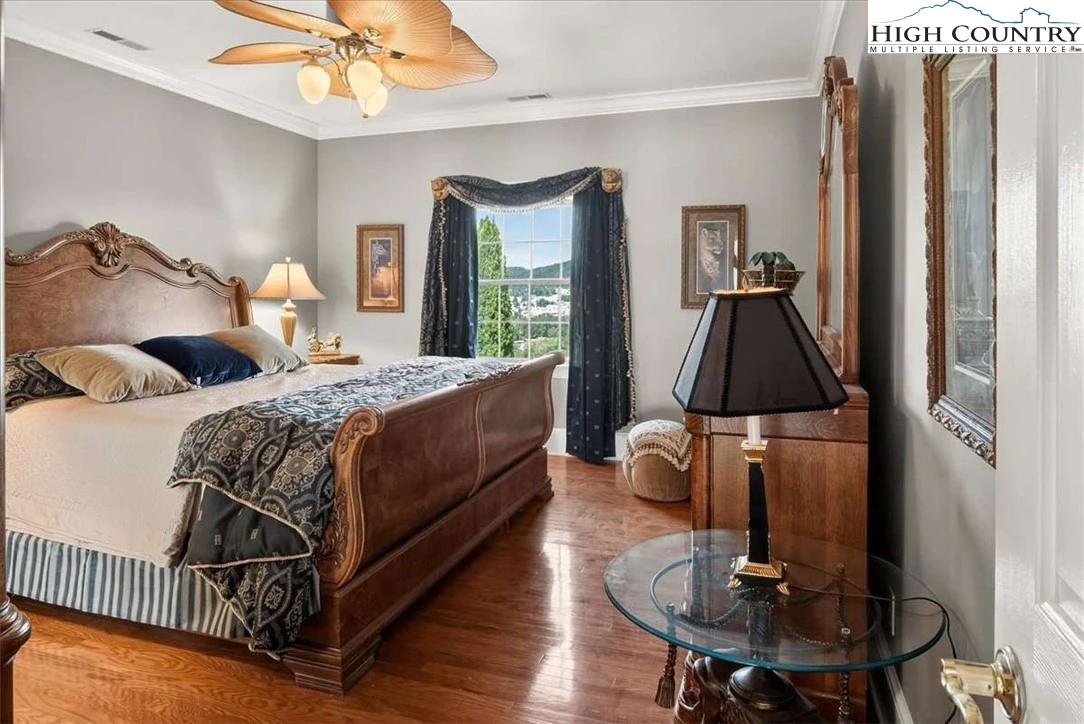 Image number 8 for the current listing