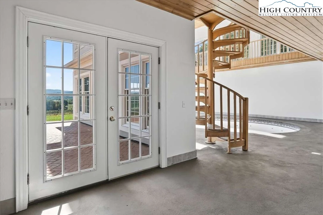 Image number 10 for the current listing