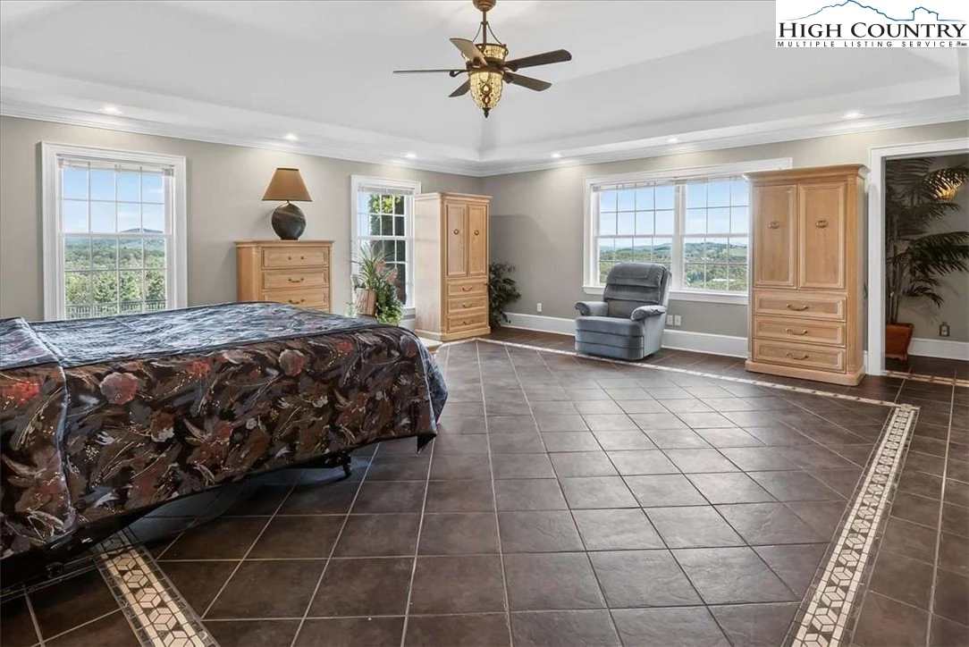Image number 3 for the current listing