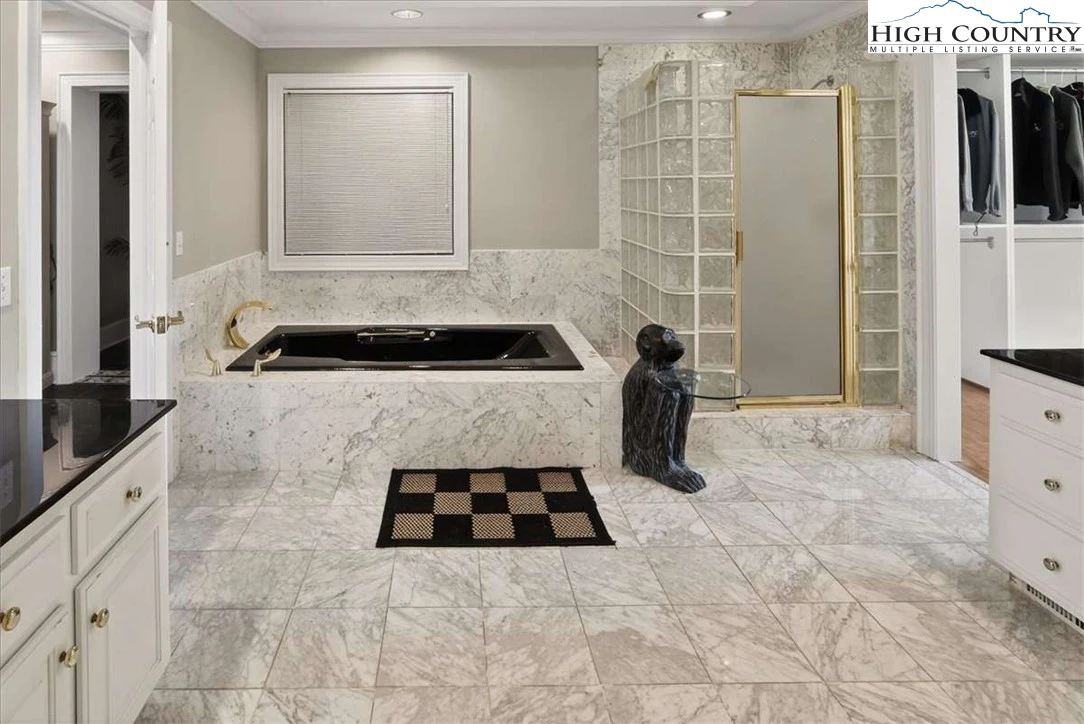 Image number 6 for the current listing