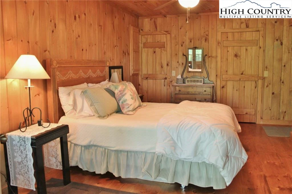 Image number 9 for the current listing