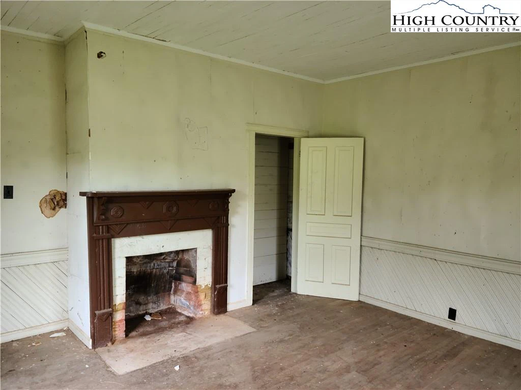 Image number 11 for the current listing