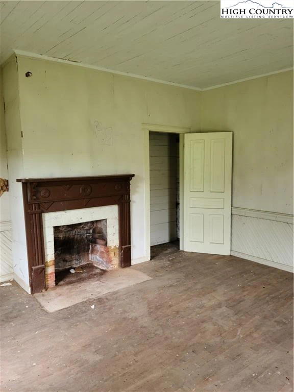 Image number 4 for the current listing