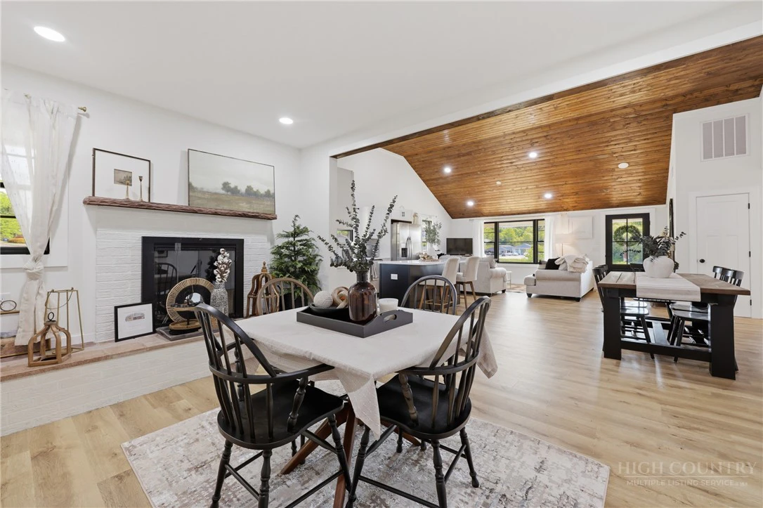 Image number 19 for the current listing