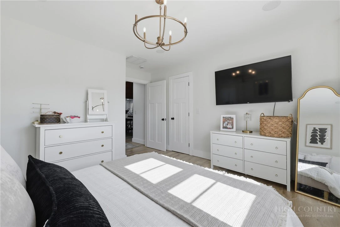 Image number 2 for the current listing