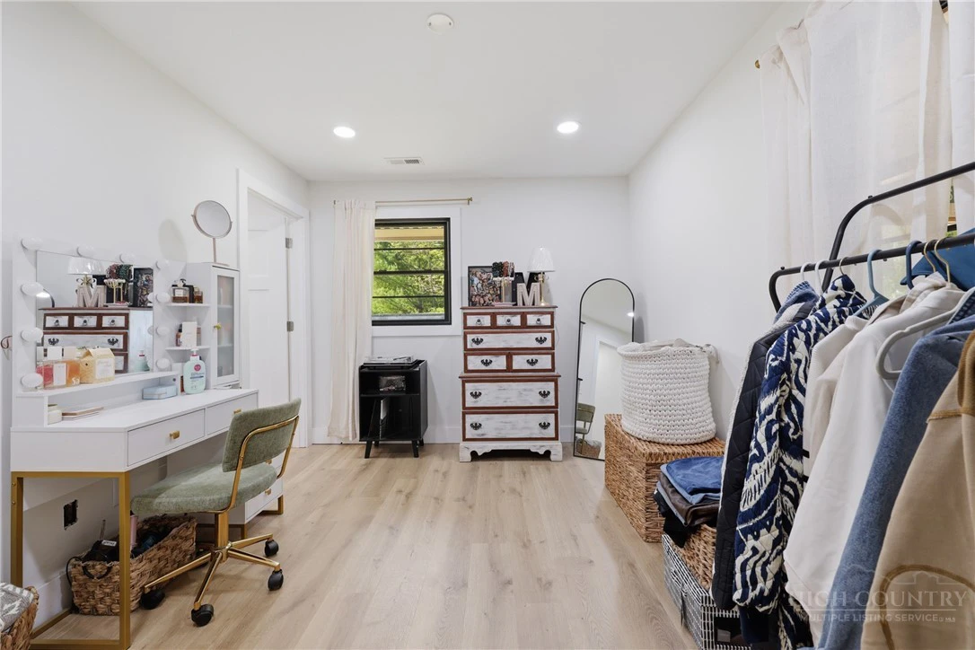 Image number 12 for the current listing