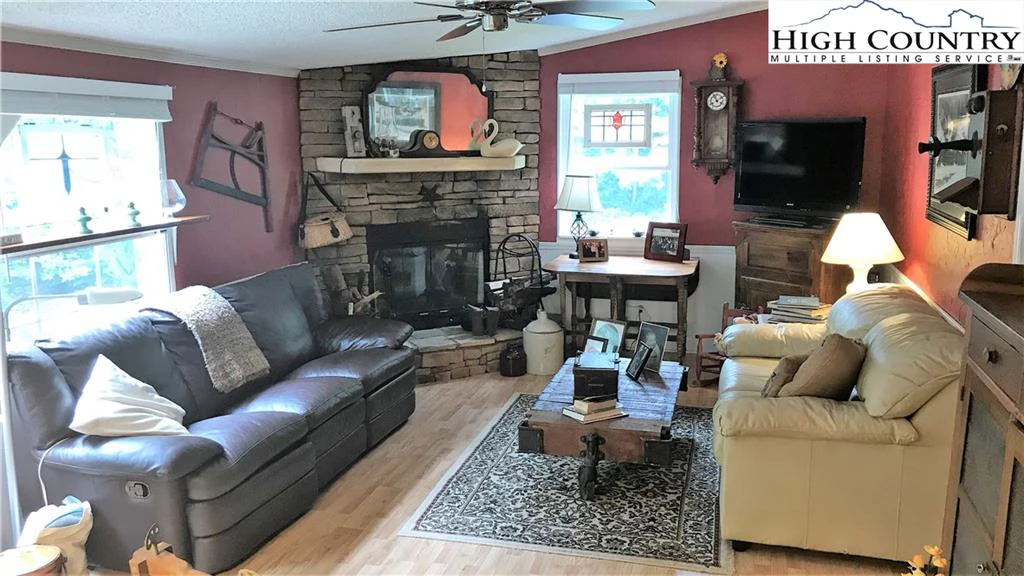 Image number 14 for the current listing