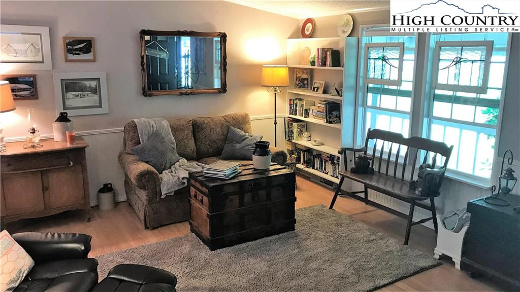 Image number 2 for the current listing