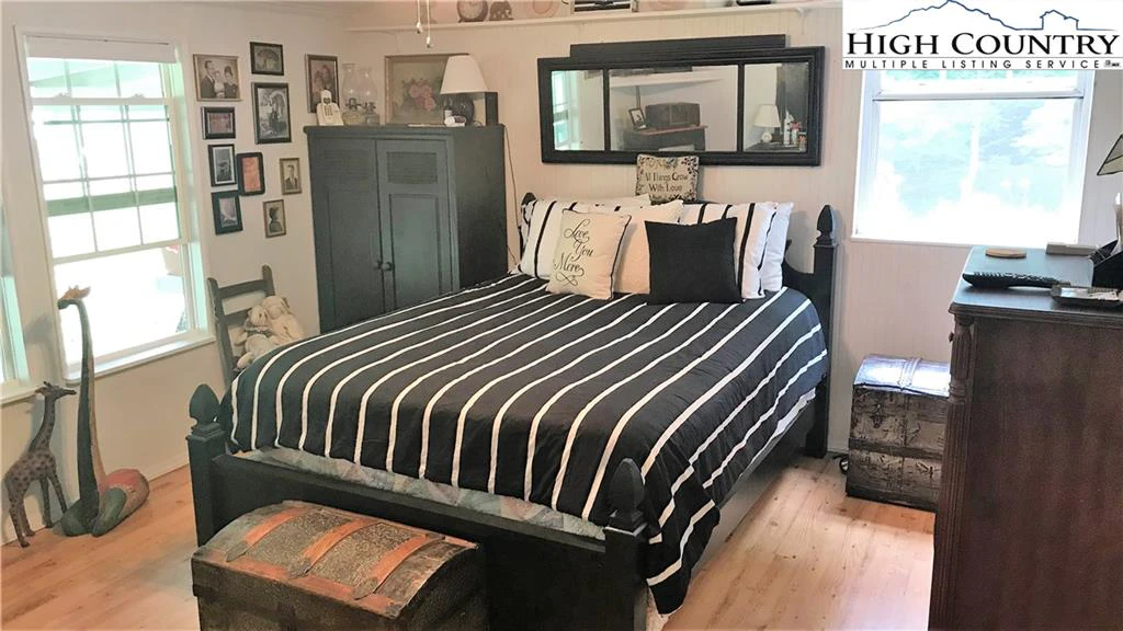 Image number 13 for the current listing