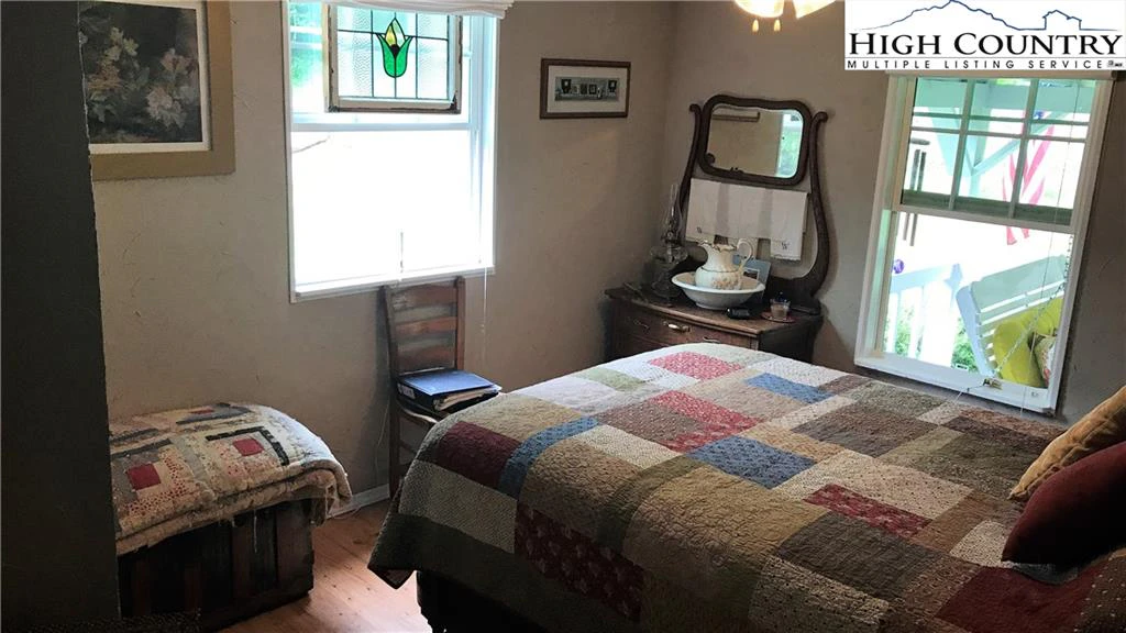 Image number 11 for the current listing