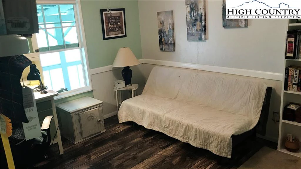 Image number 9 for the current listing