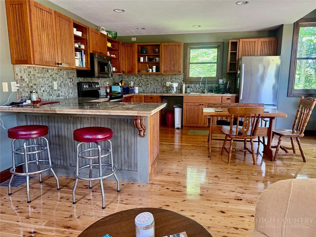 Image number 4 for the current listing