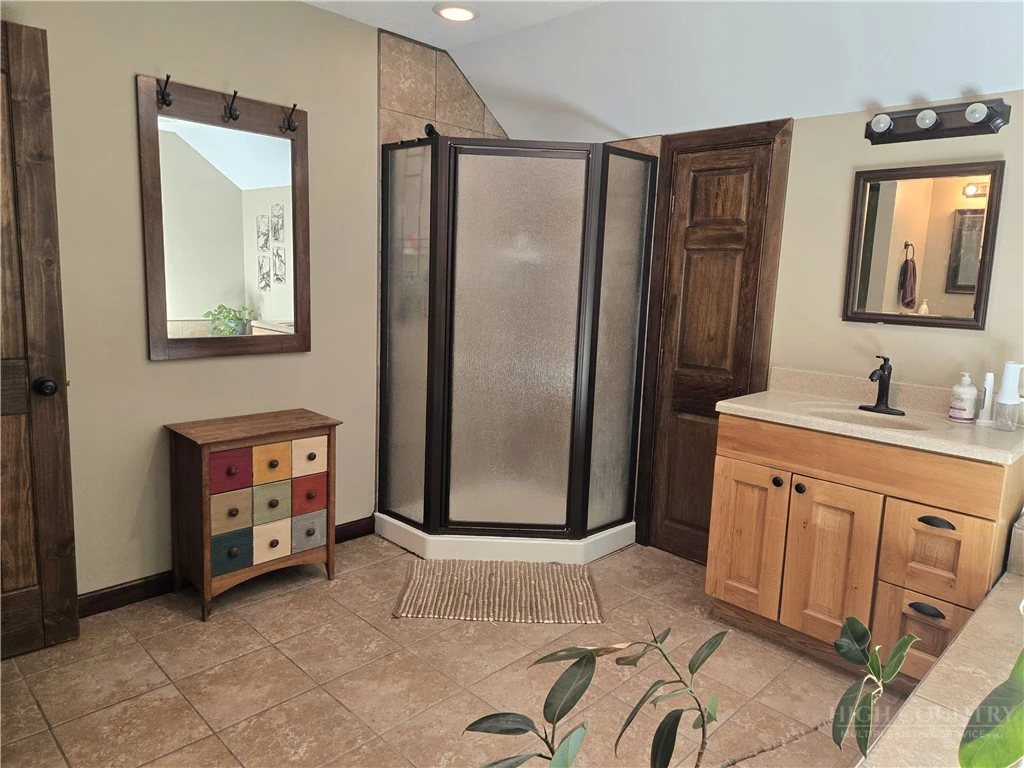 Image number 19 for the current listing