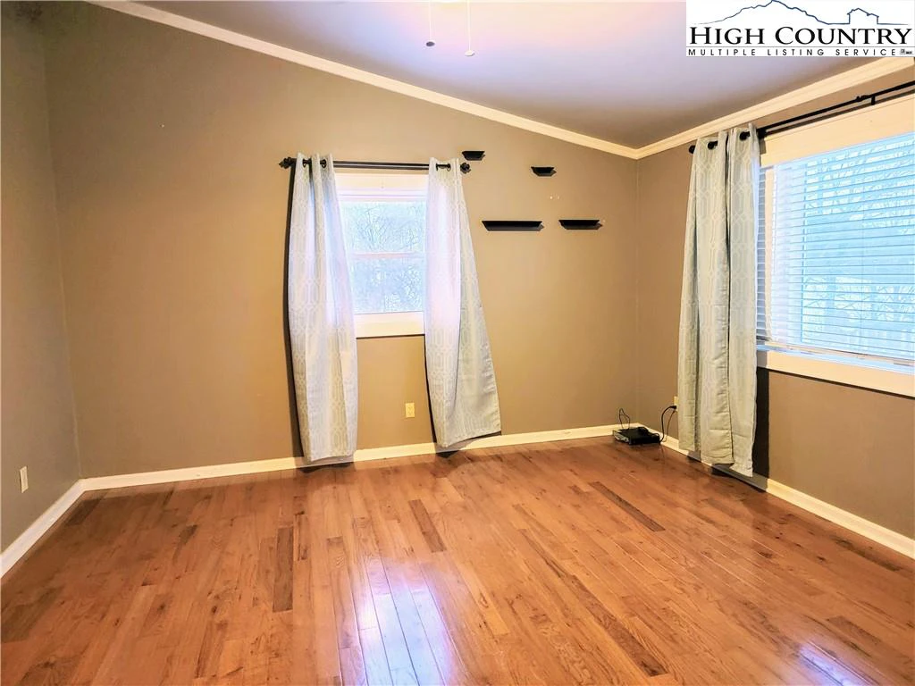 Image number 21 for the current listing