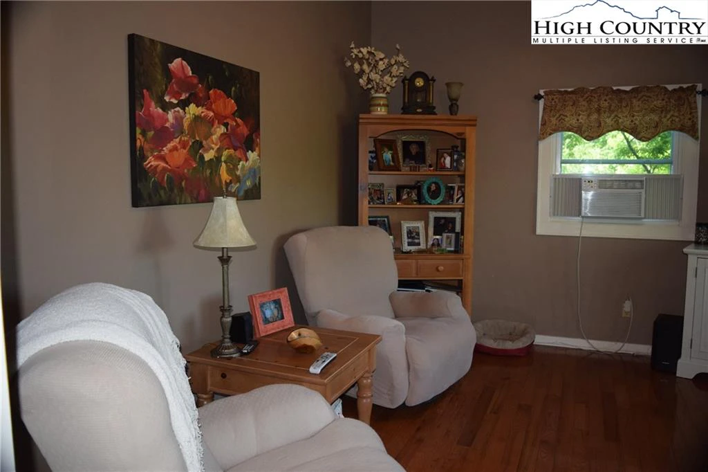 Image number 11 for the current listing