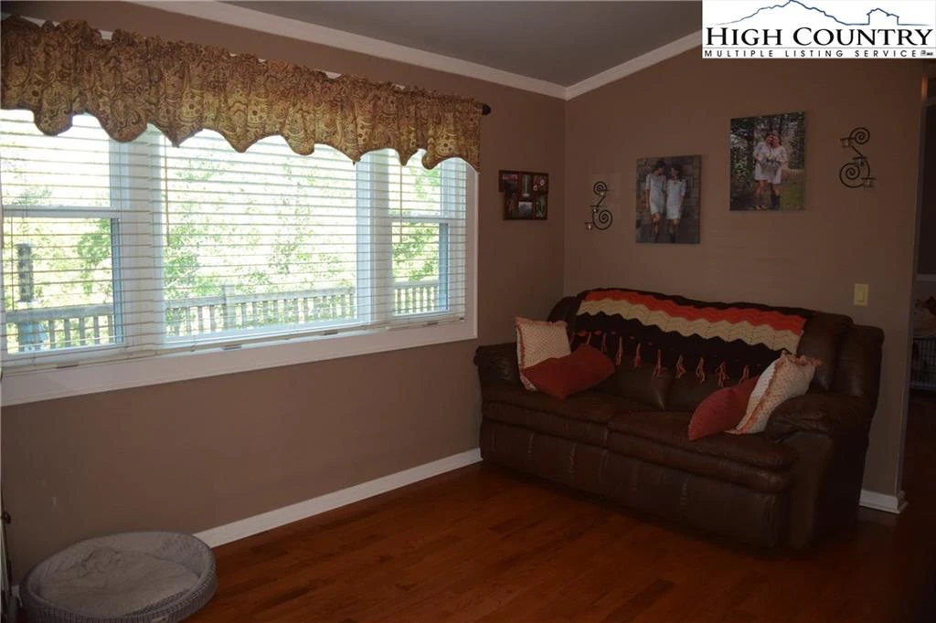 Image number 12 for the current listing