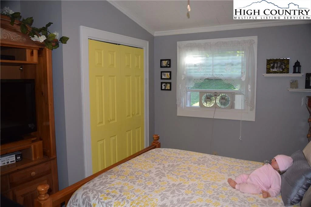 Image number 14 for the current listing