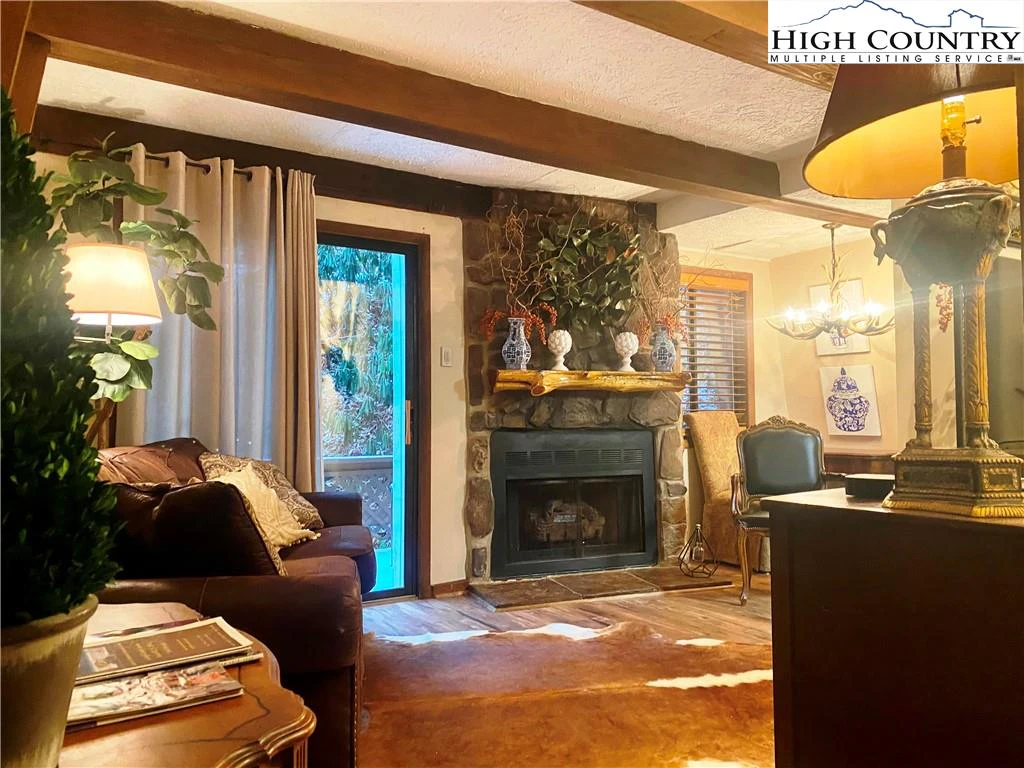 Image number 1 for the current listing