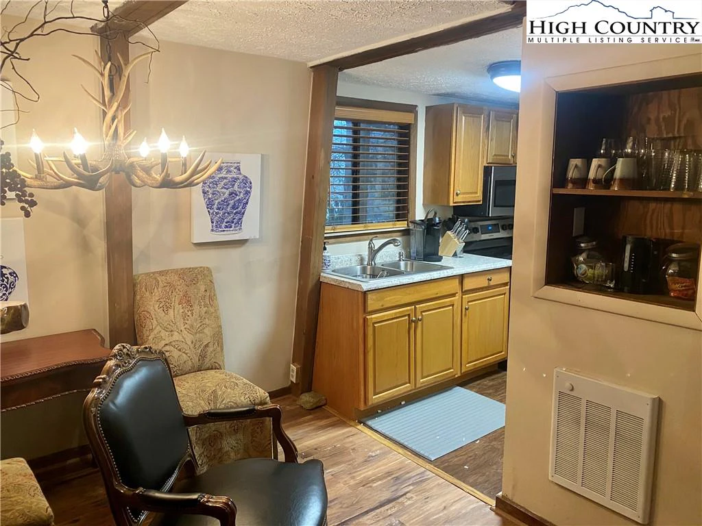 Image number 3 for the current listing