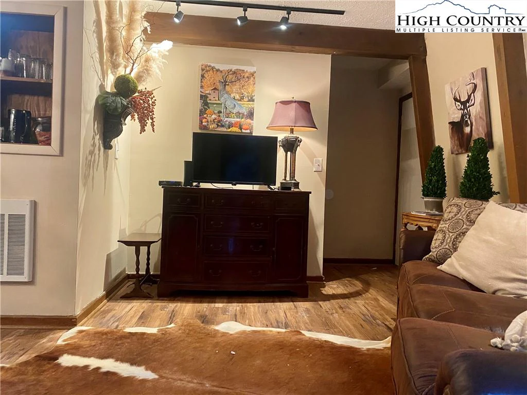Image number 5 for the current listing