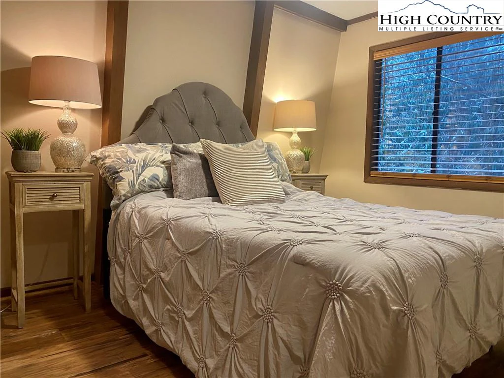 Image number 9 for the current listing