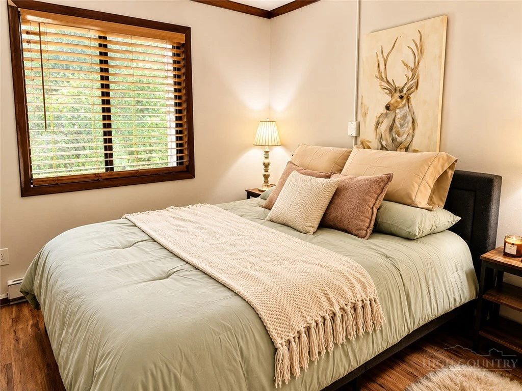 Image number 9 for the current listing
