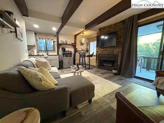 Image number 1 for the current listing