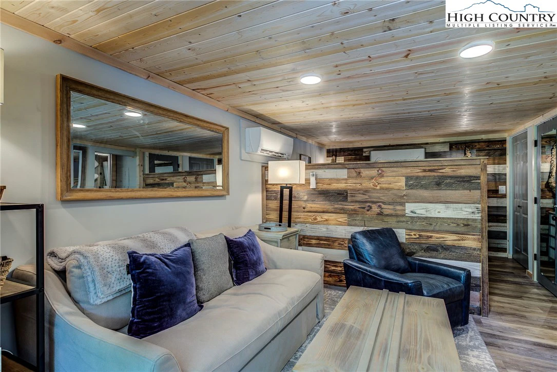 Image number 2 for the current listing