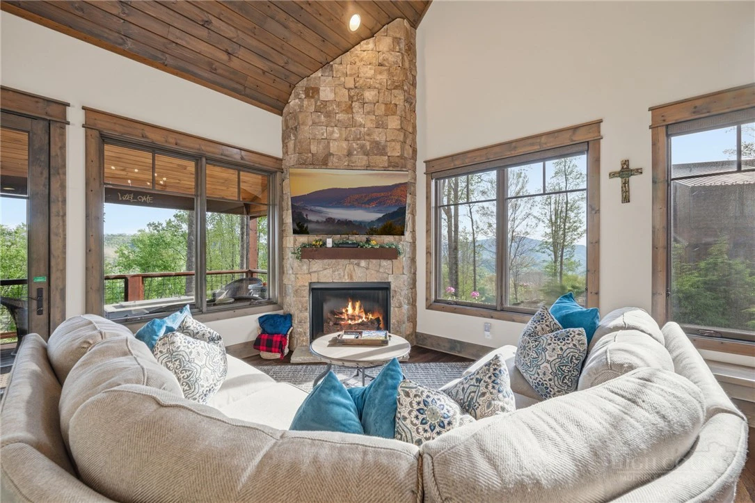Image number 21 for the current listing