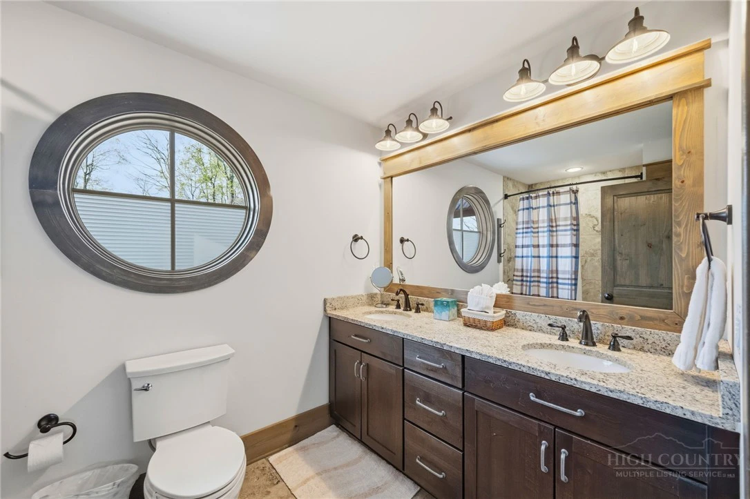 Image number 9 for the current listing