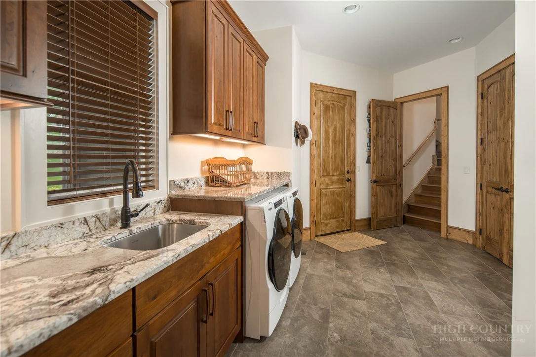 Image number 5 for the current listing