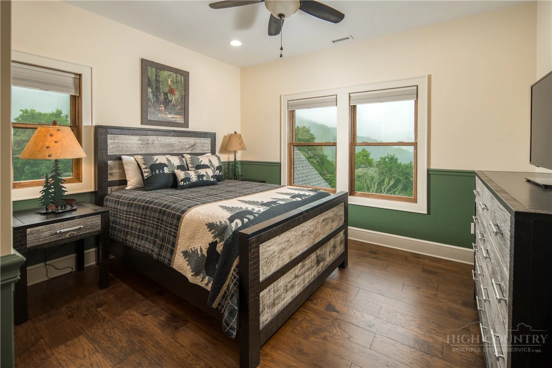 Image number 4 for the current listing