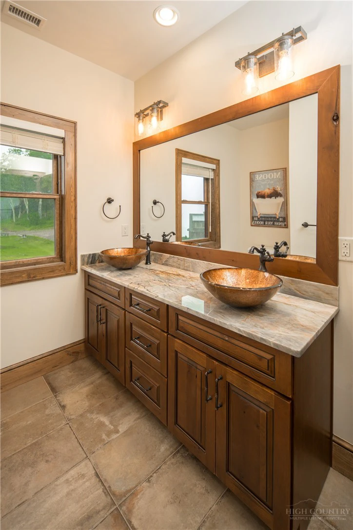 Image number 9 for the current listing