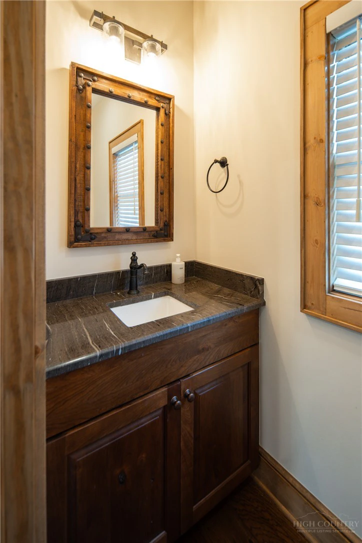 Image number 8 for the current listing