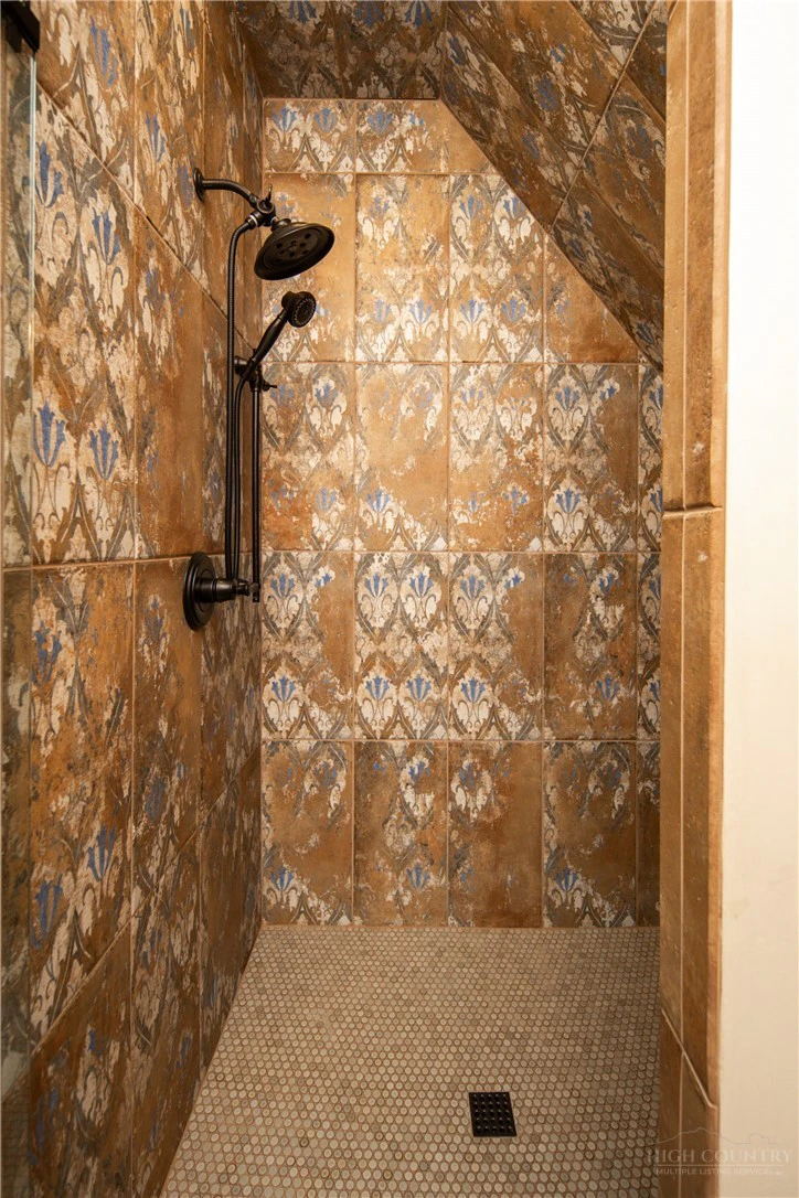 Image number 11 for the current listing
