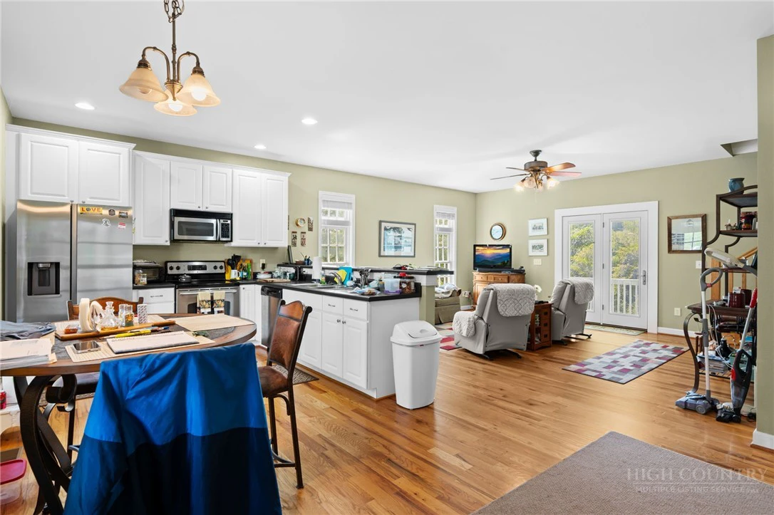 Image number 8 for the current listing