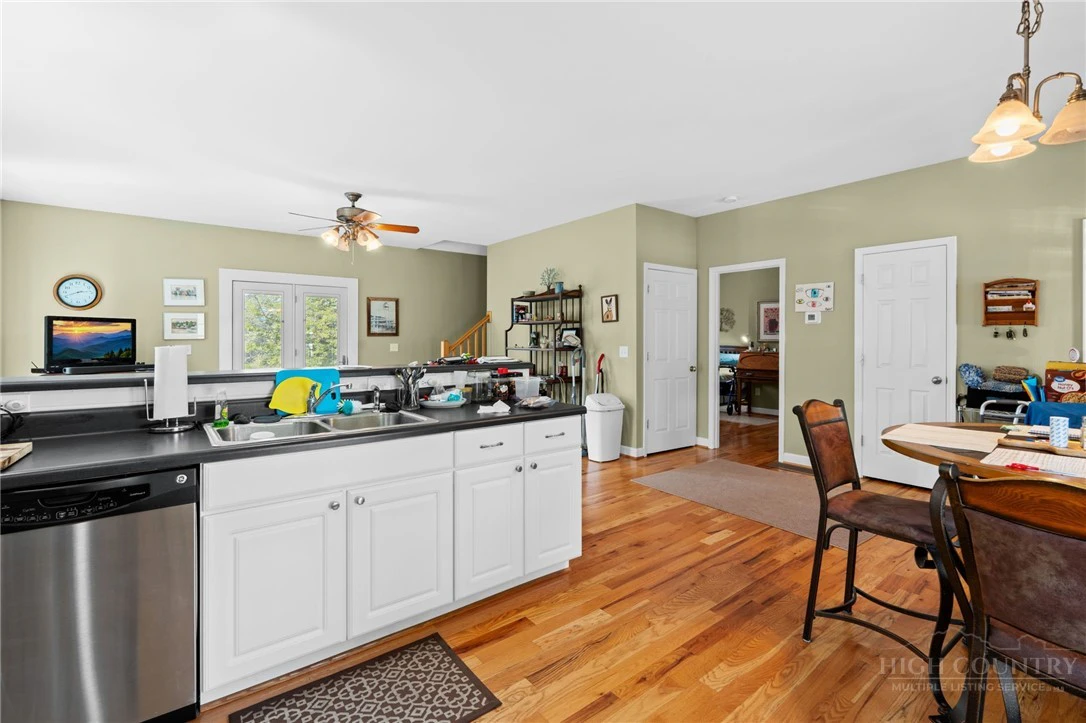 Image number 9 for the current listing