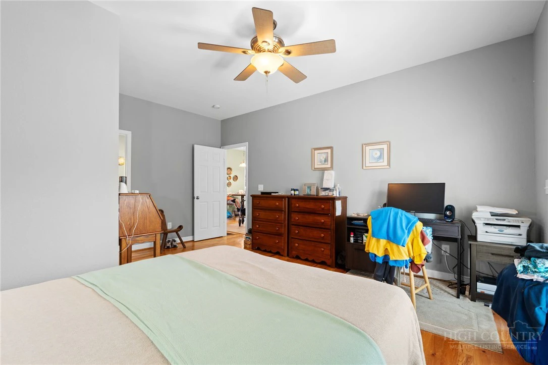 Image number 15 for the current listing