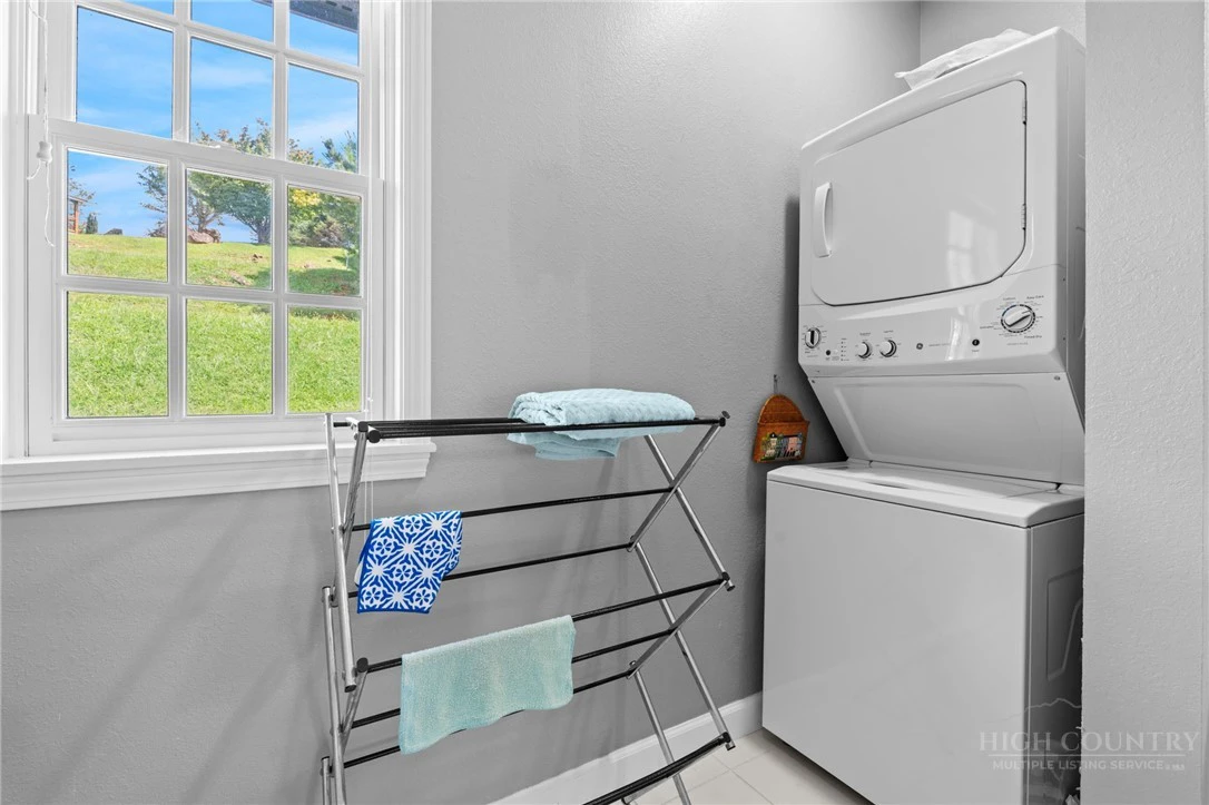 Image number 19 for the current listing